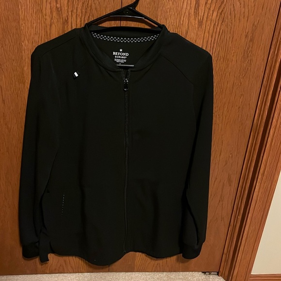 Scrubs and Beyond Size Small Scrub Jacket - Picture 1 of 3